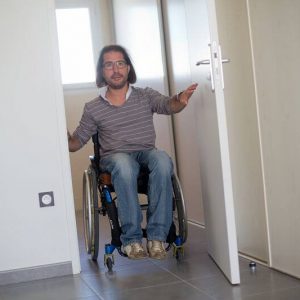 personne à mobilité réduite se deplaçant dans un logement adapté